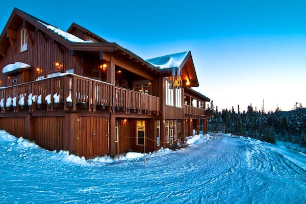 Mount Washington Alpine Resort mostrando un hotel o resort de lujo y nieve