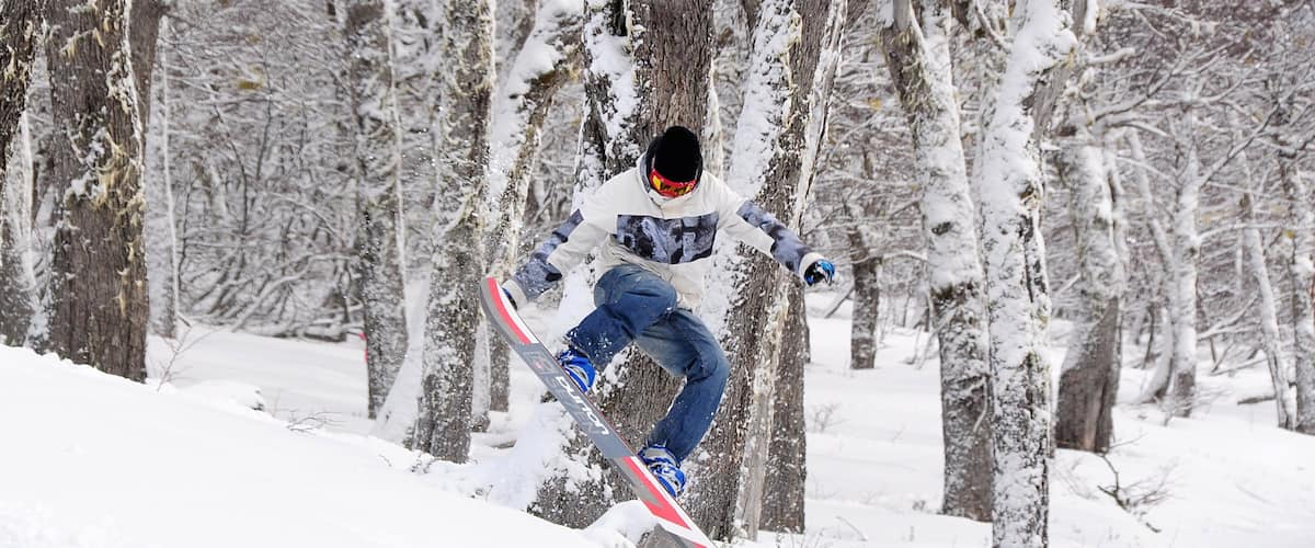 Cerro Bayo mostrando nieve y snowboard