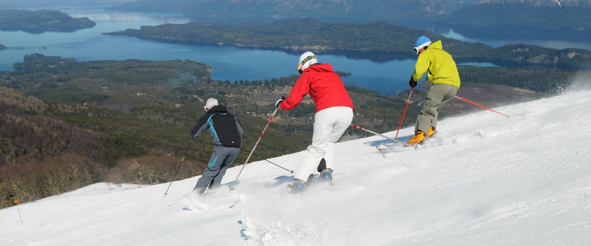 Cerro Bayo ซึ่งรวมถึง สกีหิมะ, หิมะ และ ทะเลสาบหรือแอ่งน้ำ