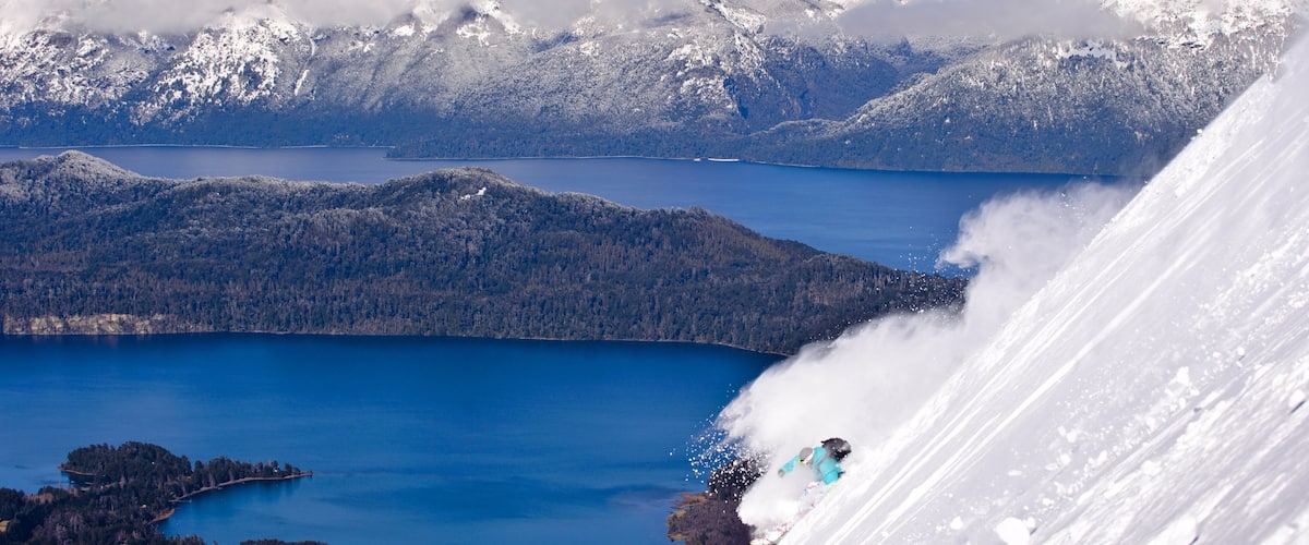 Cerro Bayo mettant en vedette montagnes, lac ou étang et neige