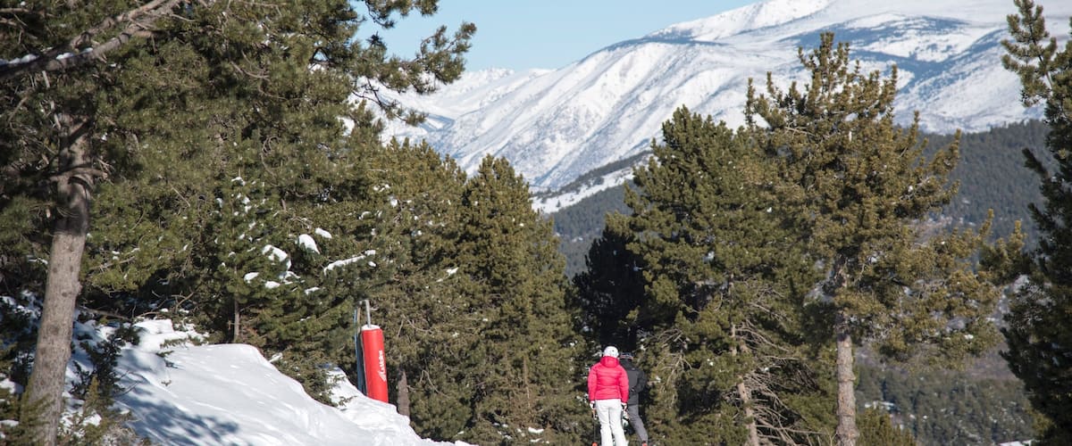 La Molina Ski Resort which includes snow and snow skiing