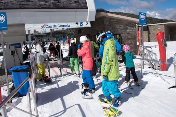 Station de ski de La Molina qui includes neige, ski et snowboard