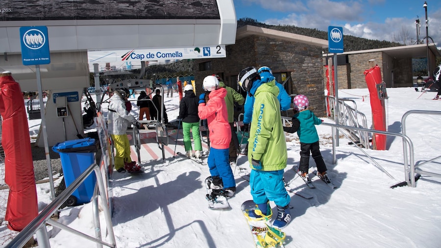 Khu nghỉ dưỡng trượt tuyết La Molina cho thấy trượt tuyết và tuyết cũng như nhóm nhỏ