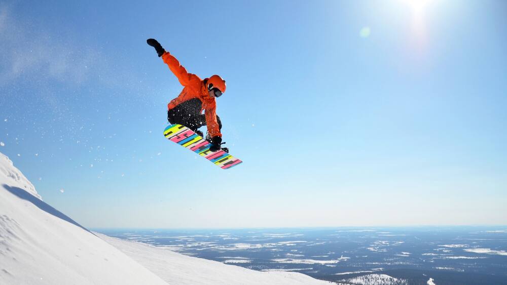 Yllas Skigebiet das einen Snowboarden und Schnee