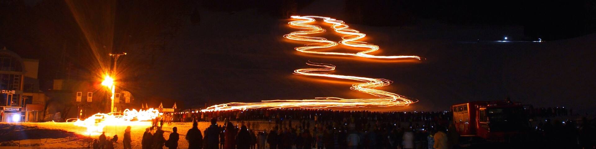 Estación de esquí de Nozawa Onsen mostrando nieve, escenas nocturnas y vida nocturna