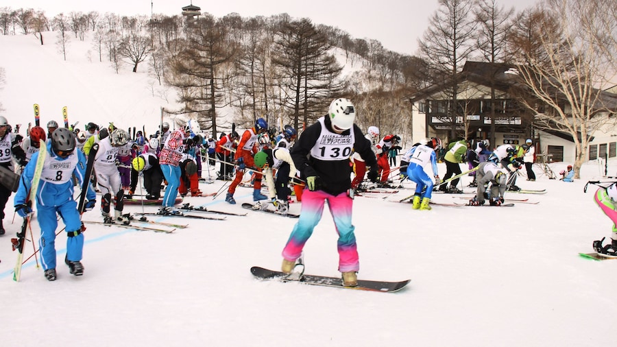 Skidorten Nozawa Onsen som visar utförsåkning, snowboarding och snö