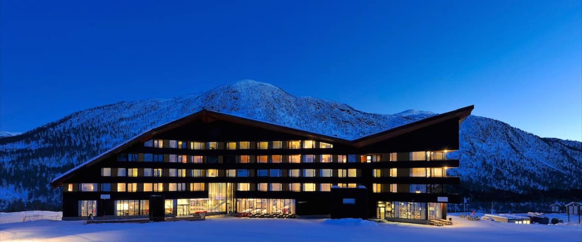 Myrkdalen montrant scènes de nuit, neige et hôtel ou complexe de luxe