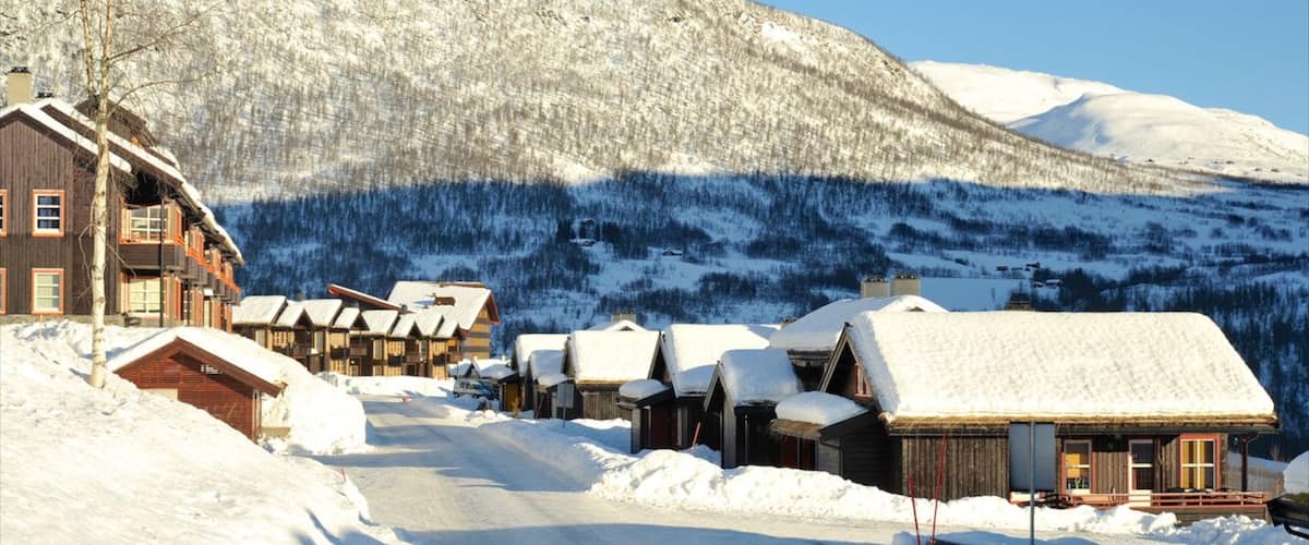 ミルクダーレン フィーチャー 雪, 山々 と 小さな町あるいは村