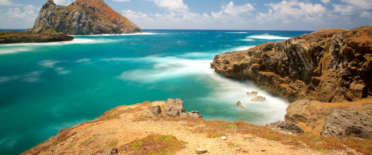 Fernando de Noronha ofreciendo vistas de paisajes y costa rocosa