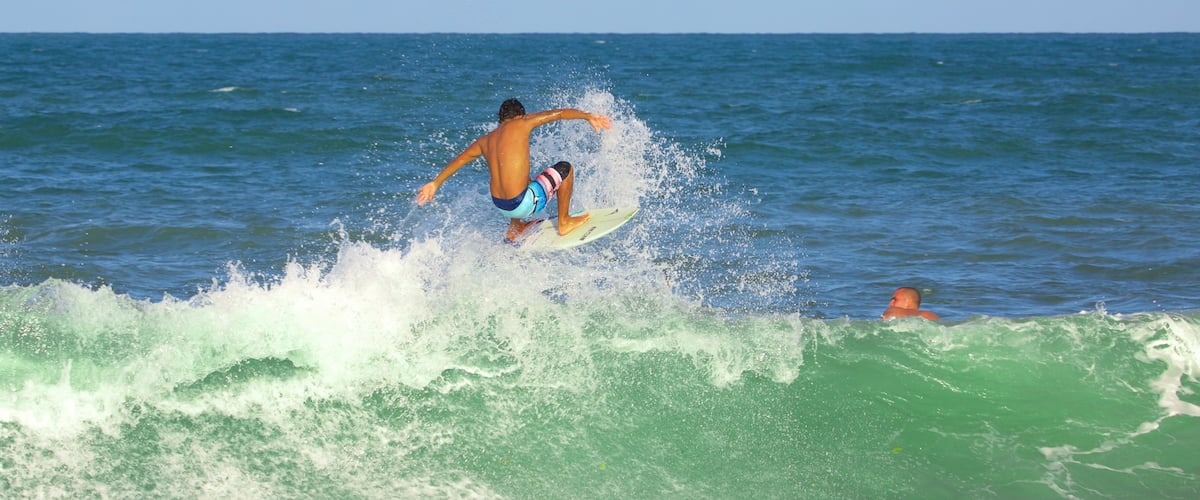 Plage de Maracaipe qui includes surf et plage de sable