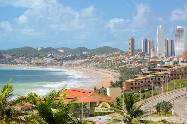 Strand von Ponta Negra welches beinhaltet Hochhaus, Küstenort und Sandstrand