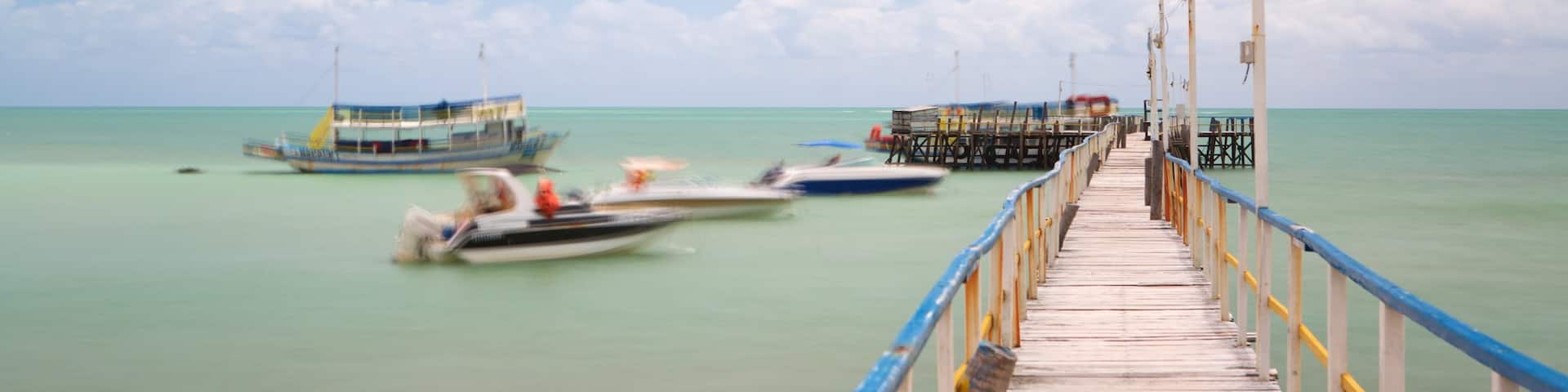 Praia de Pirangi welches beinhaltet Bootfahren und allgemeine KĂŒstenansicht