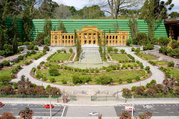 Mini Mundo mit einem Park und historische Architektur