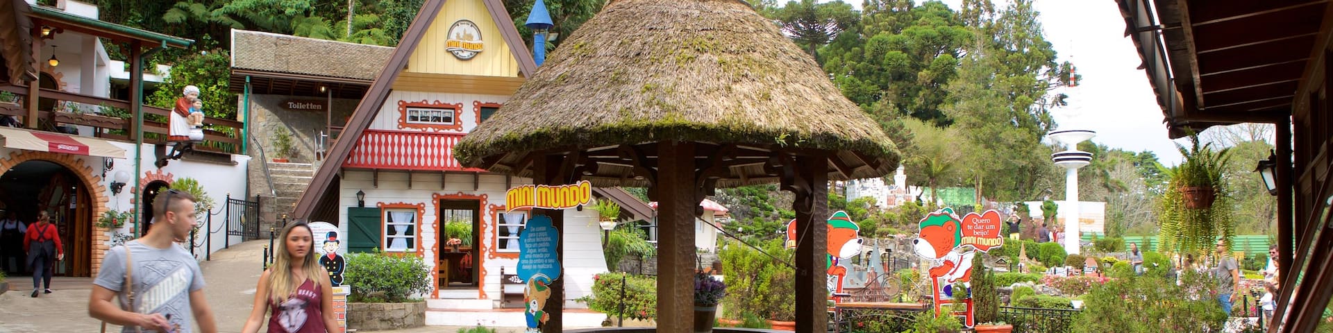 Mini Mundo which includes a city as well as a couple