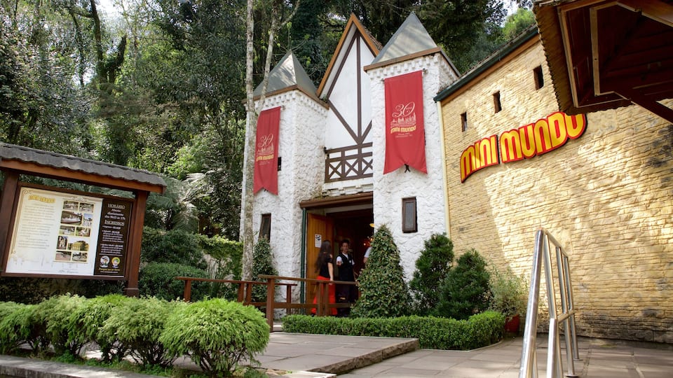 Mini Mundo which includes signage