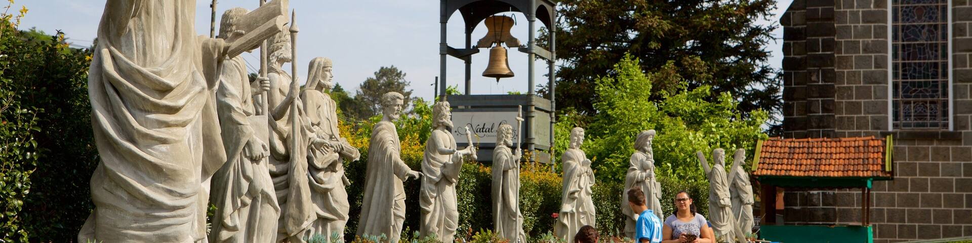 Sao Pedro Church showing a statue or sculpture, a pond and religious aspects