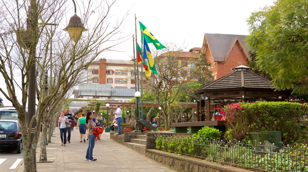 Praça Major Nicoletti que inclui uma cidade pequena ou vila