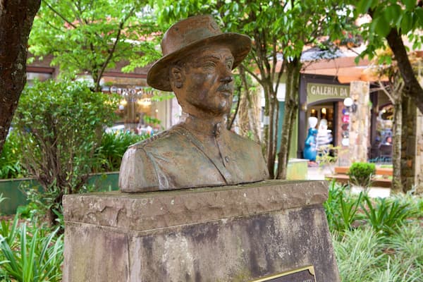 Praça Major Nicoletti das einen Statue oder Skulptur