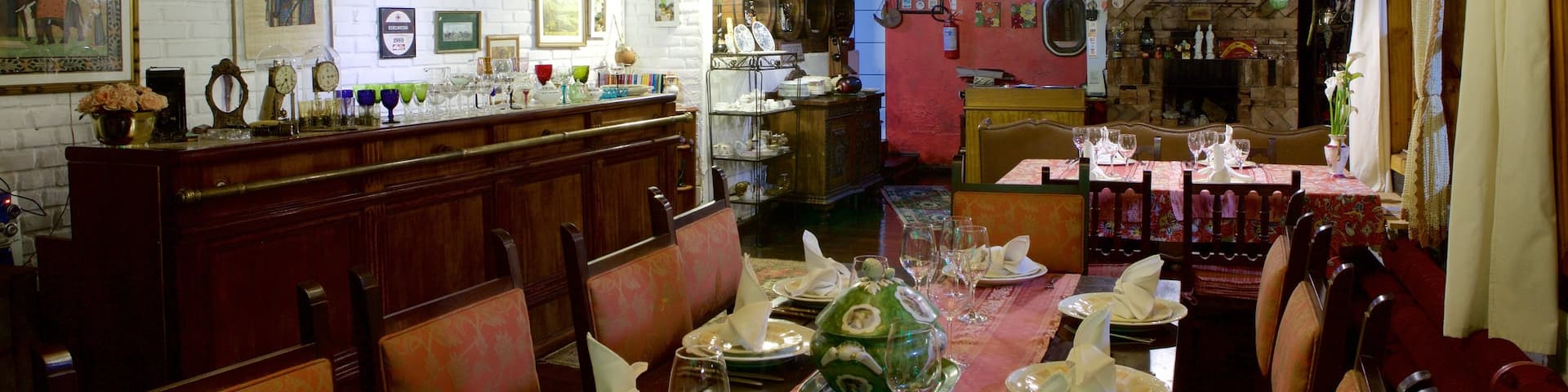 Gramado showing interior views and dining out