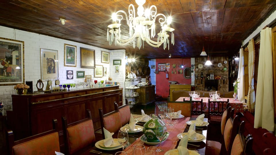 Gramado showing interior views and dining out