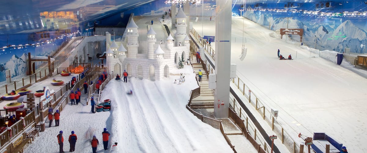 Gramado mettant en vedette vues intérieures et neige aussi bien que important groupe de personnes