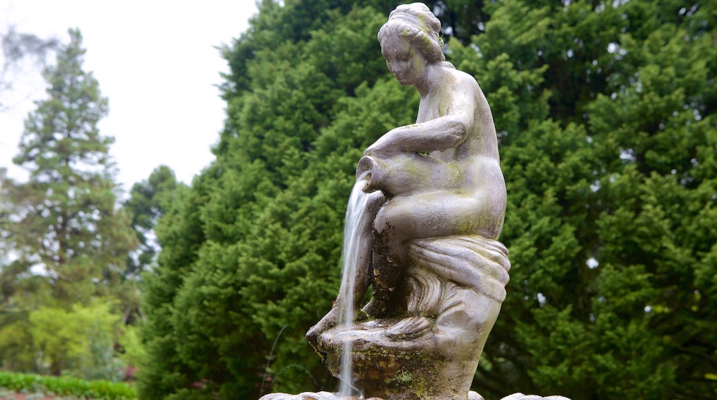 Le Jardin Lavender Park featuring a fountain and a statue or sculpture