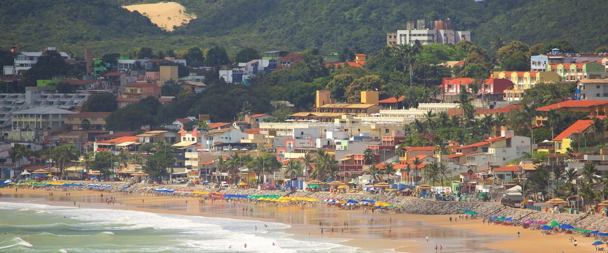 Praia de Ponta Negra que inclui uma cidade litorânea, uma praia de areia e natação