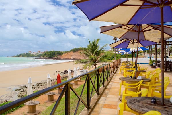 Praia de Cotovel welches beinhaltet allgemeine Küstenansicht und Sandstrand