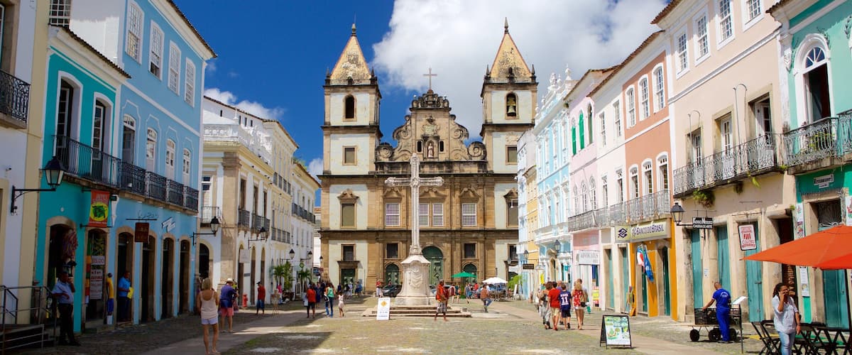 Pelourinho mostrando uma igreja ou catedral, cenas de rua e uma praça ou plaza