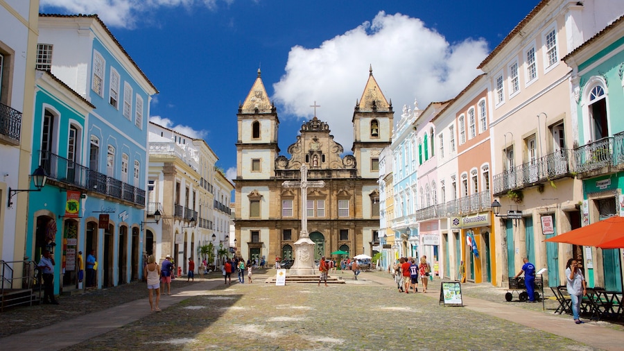 Pelourinho mostrando uma igreja ou catedral, cenas de rua e uma praça ou plaza