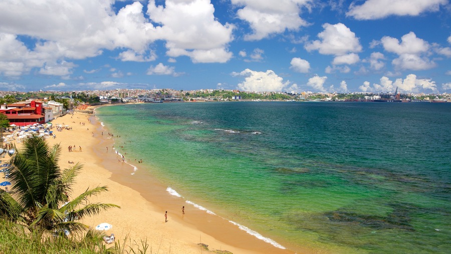 Brazilië inclusief een strand, algemene kustgezichten en een kuststadje