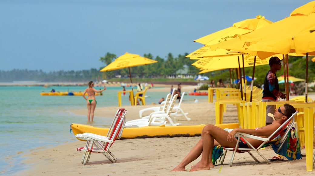 Ipojuca mostrando una playa y vistas generales de la costa y también un hombre
