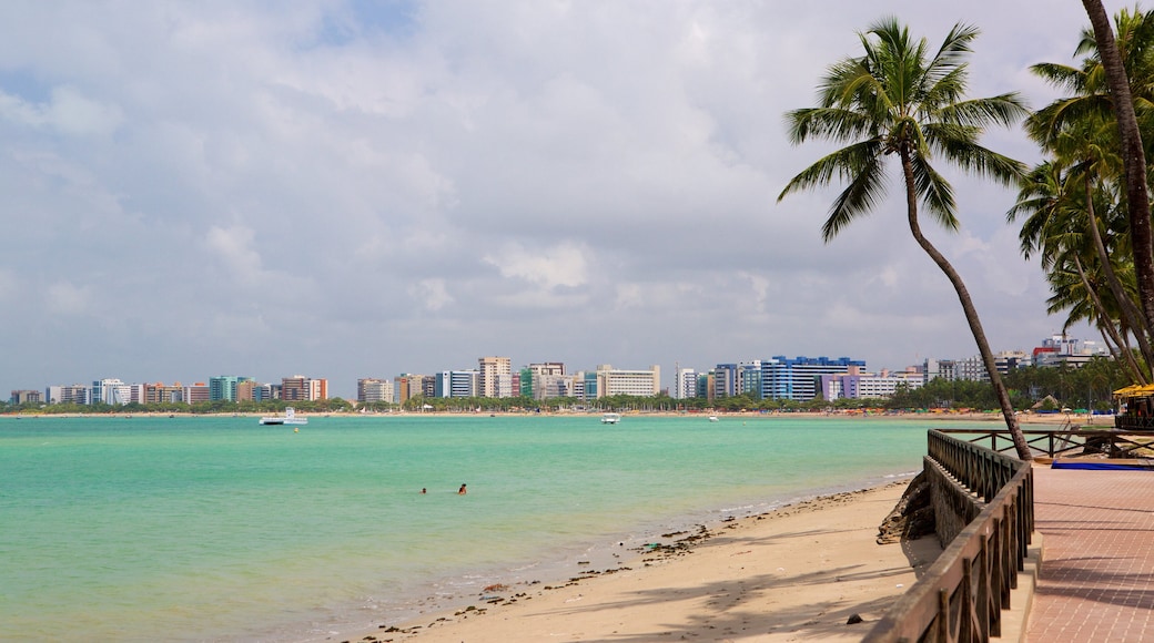 Praia de Ponta Verde mostrando paisagens litorâneas, uma praia e uma cidade litorânea