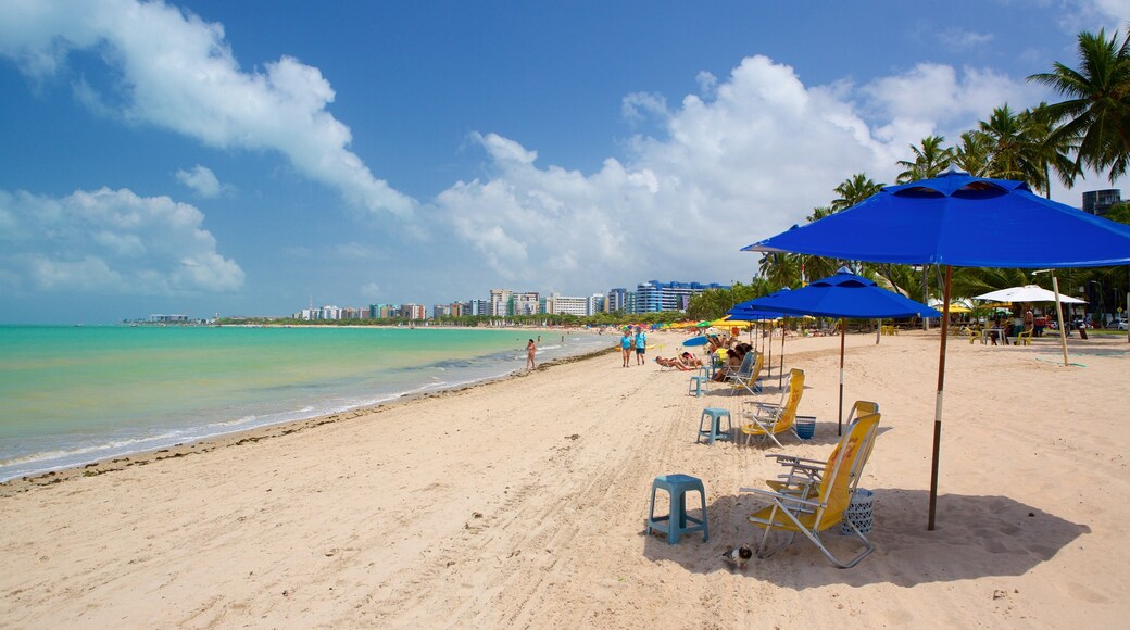 Praia de Pajuçara caracterizando uma praia, paisagens litorâneas e uma cidade litorânea