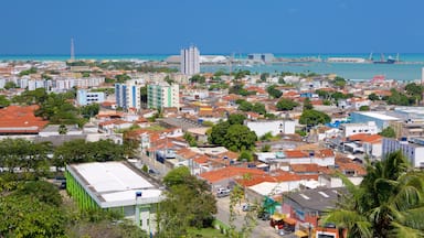 Maceió som omfatter udsigt over kystområde og en kystby