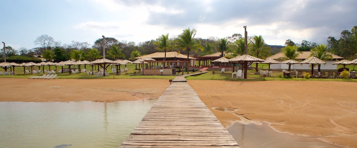 Playa de Figueira que incluye vistas generales de la costa, un hotel o resort de lujo y aeronave
