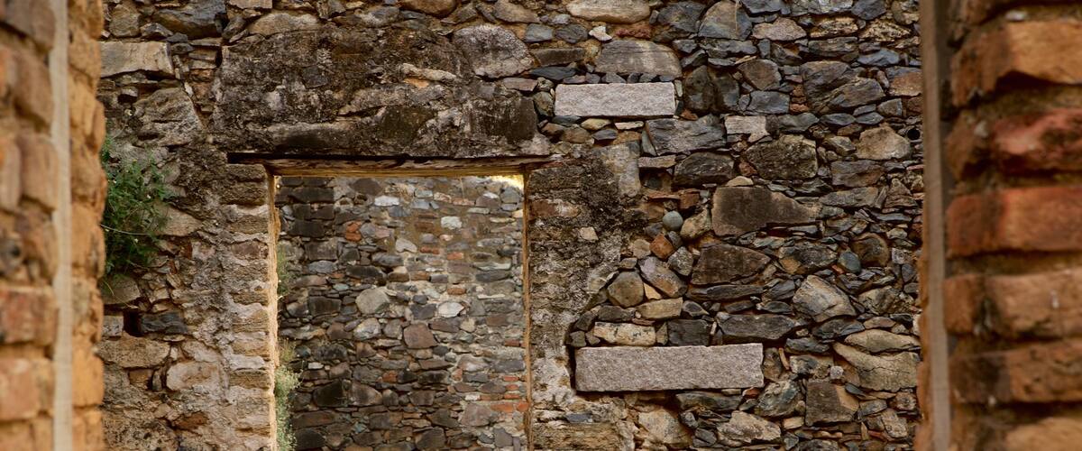 Forte dos Remédios que inclui ruínas de edifício