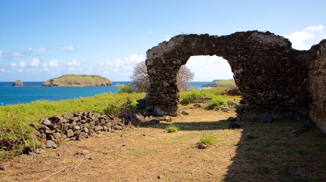 Forte de Santo António das einen Gebäuderuinen und allgemeine Küstenansicht