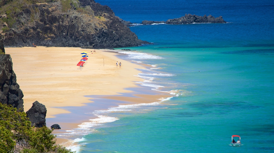 Fernando de Noronha som visar klippig kustlinje, kustutsikter och en sandstrand