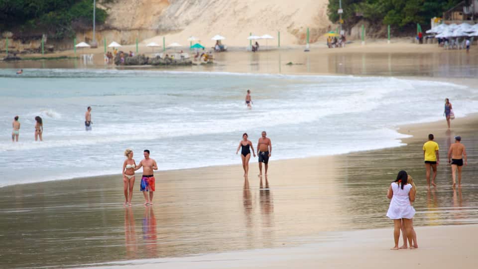Playa de Ponta Negra ofreciendo una playa de arena y una ciudad costera y también una pareja