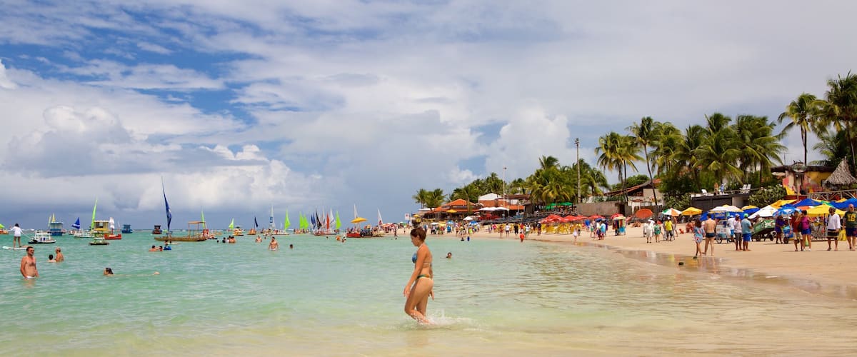 Porto de Galinhas que incluye una playa de arena, natación y vistas de una costa