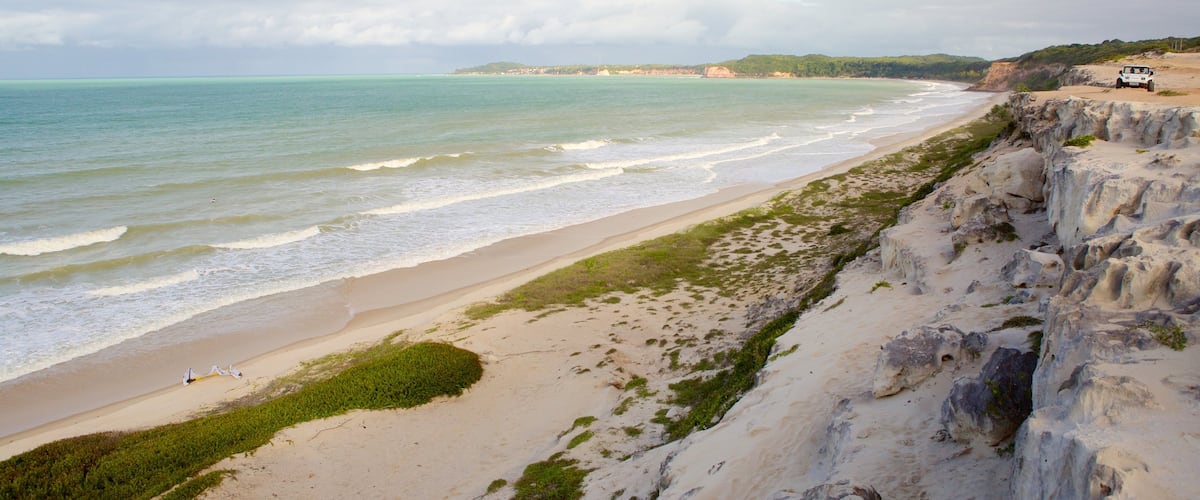Pipa que inclui uma praia e paisagens litorâneas