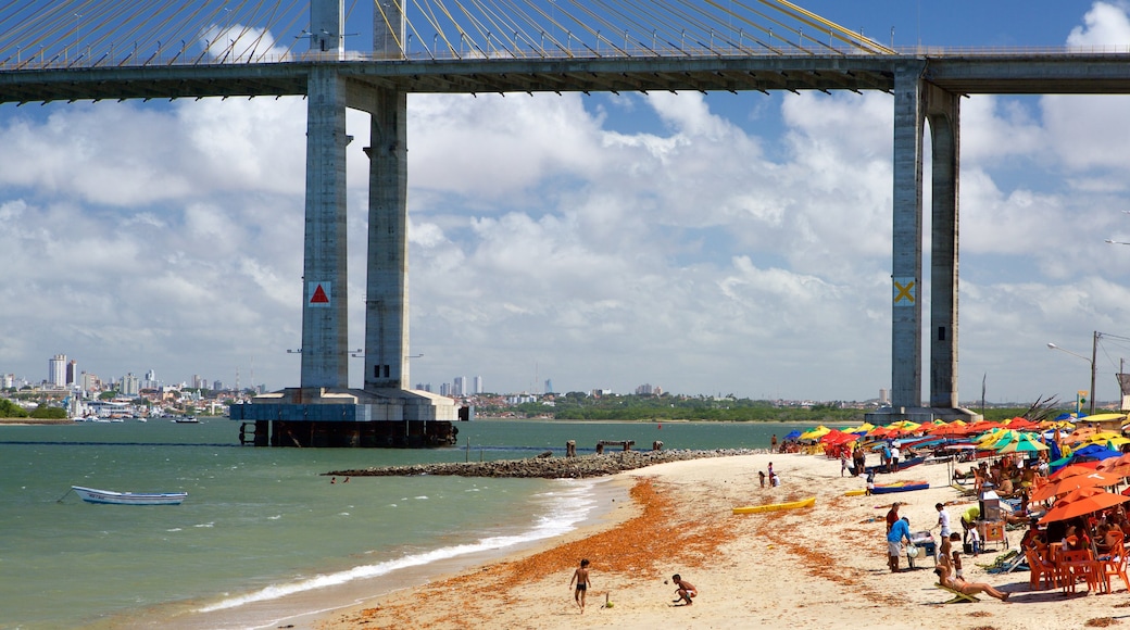 Spiaggia di Redinha caratteristiche di spiaggia sabbiosa, ponte e vista della costa