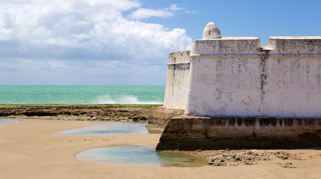 Fort of the Three Kings inclusief historisch erfgoed, een strand en algemene kustgezichten