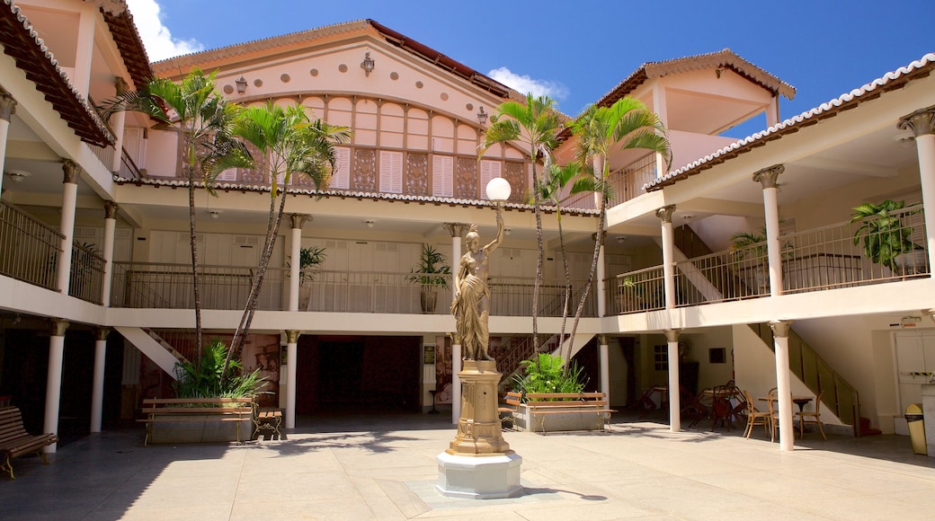 Teatro Alberto Maranhão que inclui cenas de teatro e uma estátua ou escultura