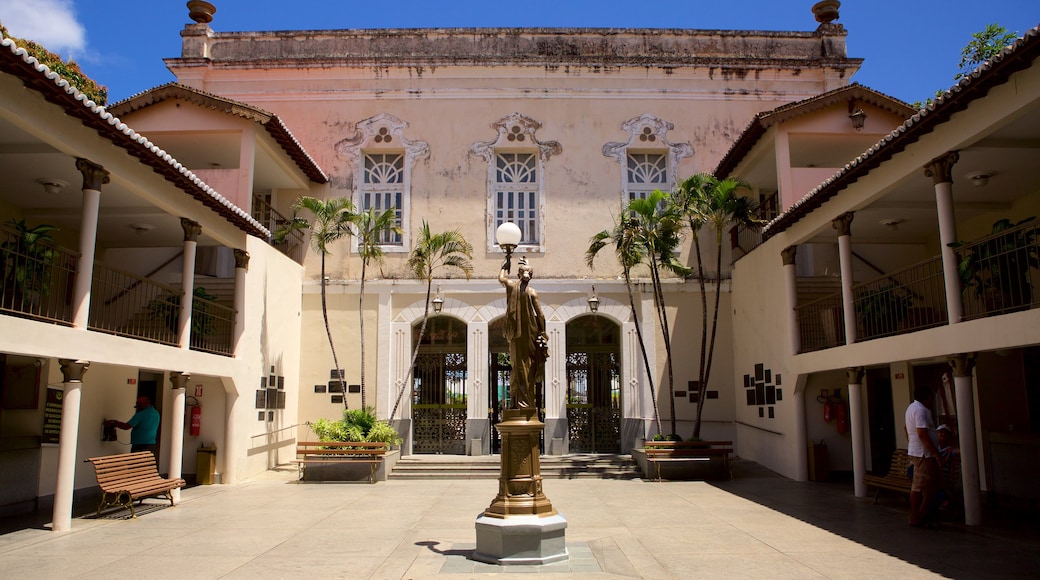 Teatro Alberto Maranhão caracterizando cenas de teatro e uma estátua ou escultura