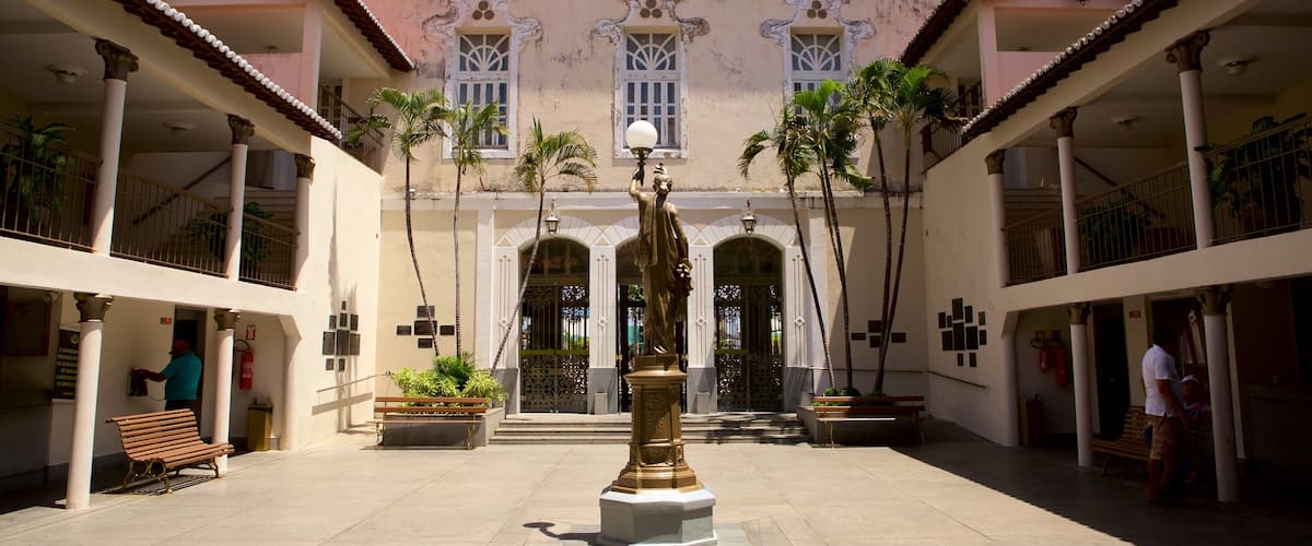 Teatro Alberto Maranhão caracterizando cenas de teatro e uma estátua ou escultura