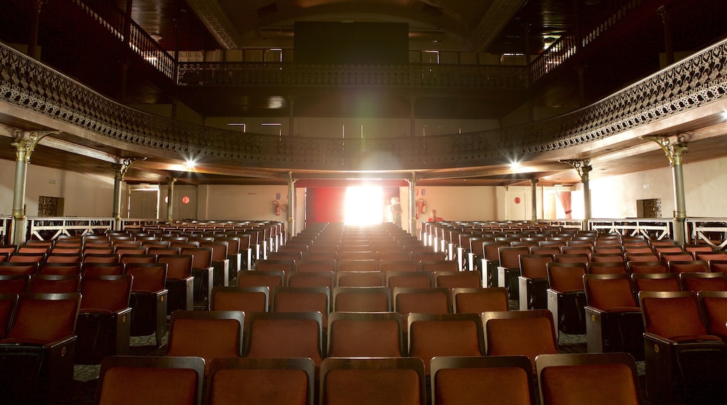 Teatro Alberto Maranhão ofreciendo elementos patrimoniales, vista interna y escenas de teatro