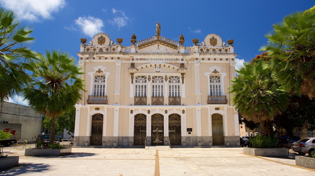 Teatro Alberto Maranhão que inclui elementos de patrimônio e cenas de teatro