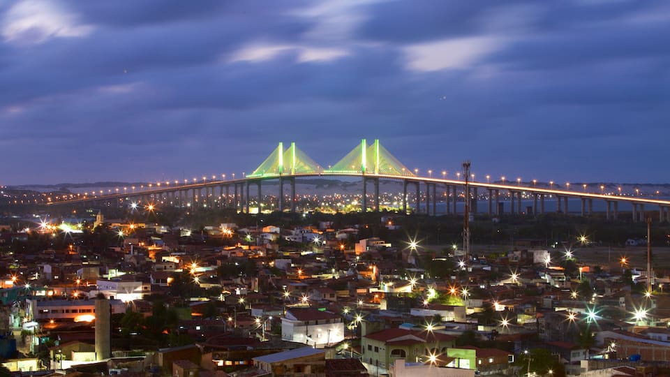 Newton Navarro Bridge som inkluderer bro og nattbilder